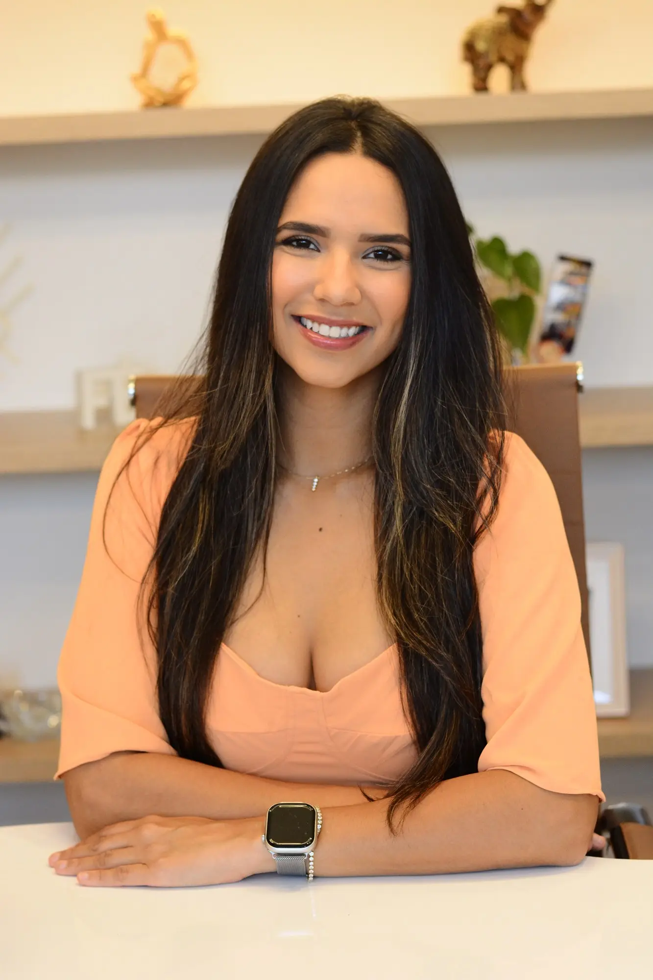 Laís Coelho, nutricionista em Belo Horizonte, sorrindo em seu consultório